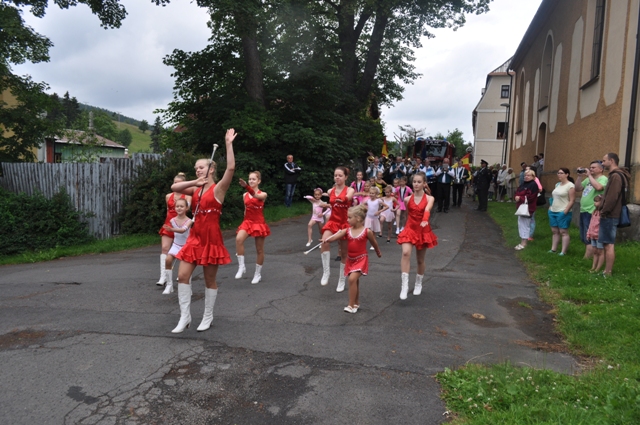 Mažoretky v čele průvodu