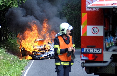 Pozar automobilu 001.jpg