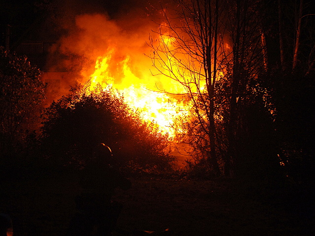 Pozar hospodarskych budov v perninku 001