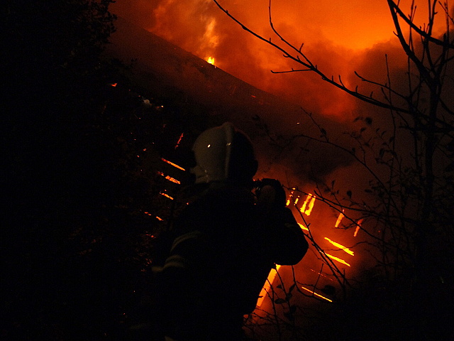 Pozar hospodarskych budov v perninku 005