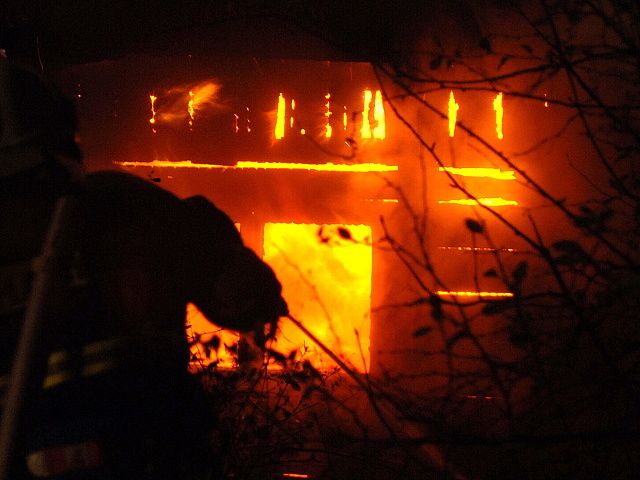 Pozar hospodarskych budov v perninku 007