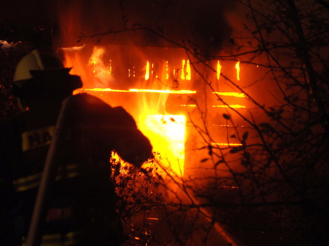Pozar hospodarskych budov v perninku 008