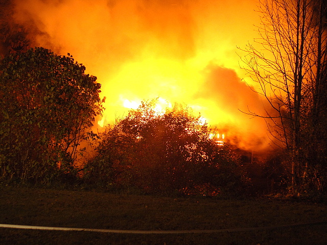 Pozar hospodarskych budov v perninku 009