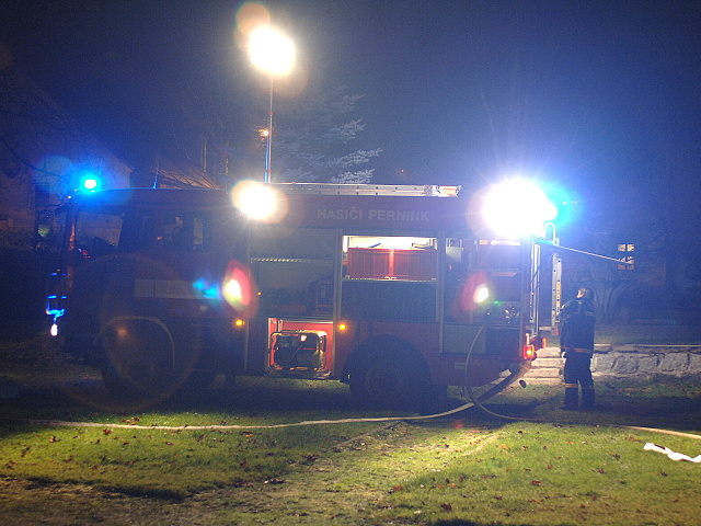 Pozar hospodarskych budov v perninku 010