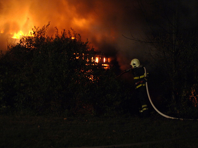 Pozar hospodarskych budov v perninku 012