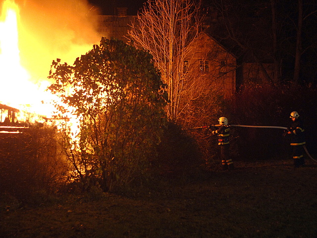 Pozar hospodarskych budov v perninku 021