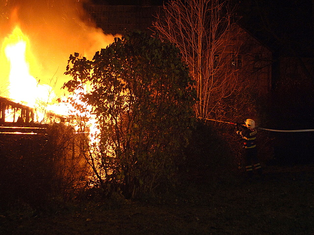 Pozar hospodarskych budov v perninku 022