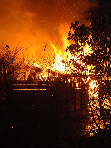 Pozar hospodarskych budov v perninku 023